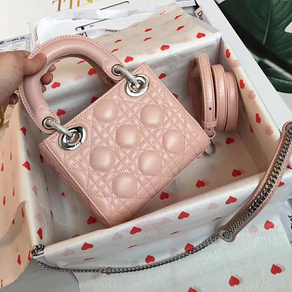 粉色的Lady Dior手提包可能就是你梦寐以求的包包