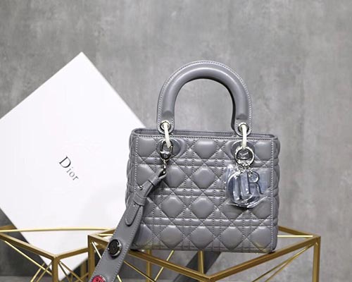 Christian Dior为Lady Dior包包揭开了一种有趣的转折 肩带装饰小饰品