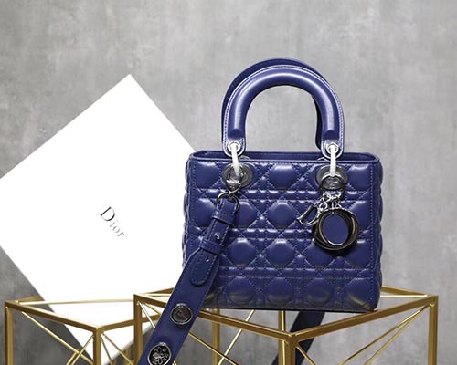 Christian Dior为Lady Dior包包揭开了一种有趣的转折 肩带装饰小饰品
