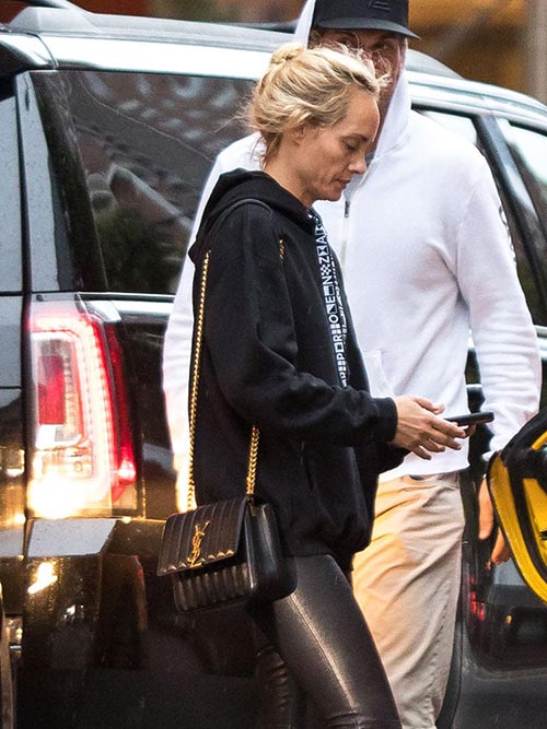 Amber Valletta带着圣罗兰Vicky Bag链条包参加纽约时装周
