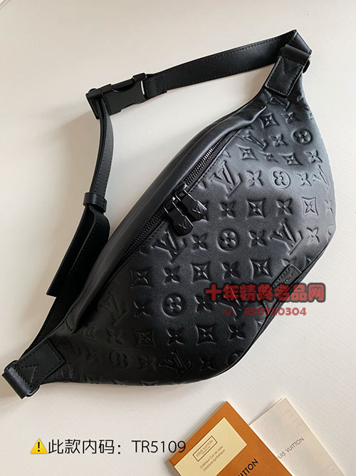 2019lv新款DISCOVERY黑色全皮压花腰包 M443880