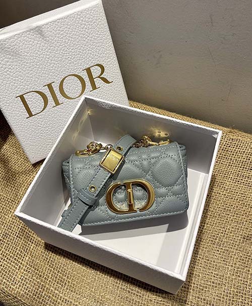 超可爱迷你号Dior Caro手袋 标志性的藤格纹针脚 更显优雅时尚