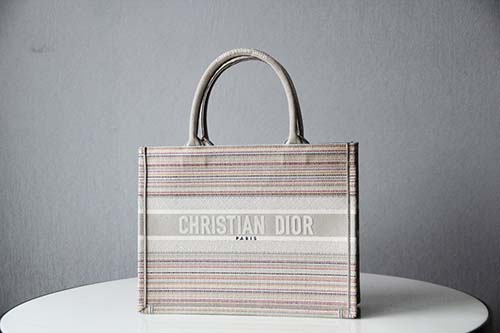 Dior Book Tote除了仙气儿以外也有种留住童年的美好愿望