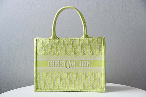 Dior book tote老花购物袋 身背老花单品行走到哪都像在巴黎时装周