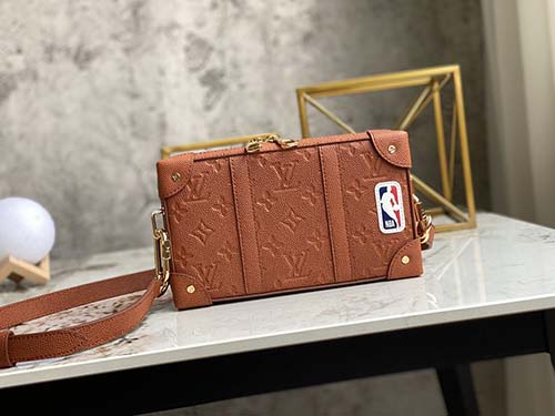 lv NBA系列SOFT TRUNK WEARABLE手袋M80549棕色全皮压花